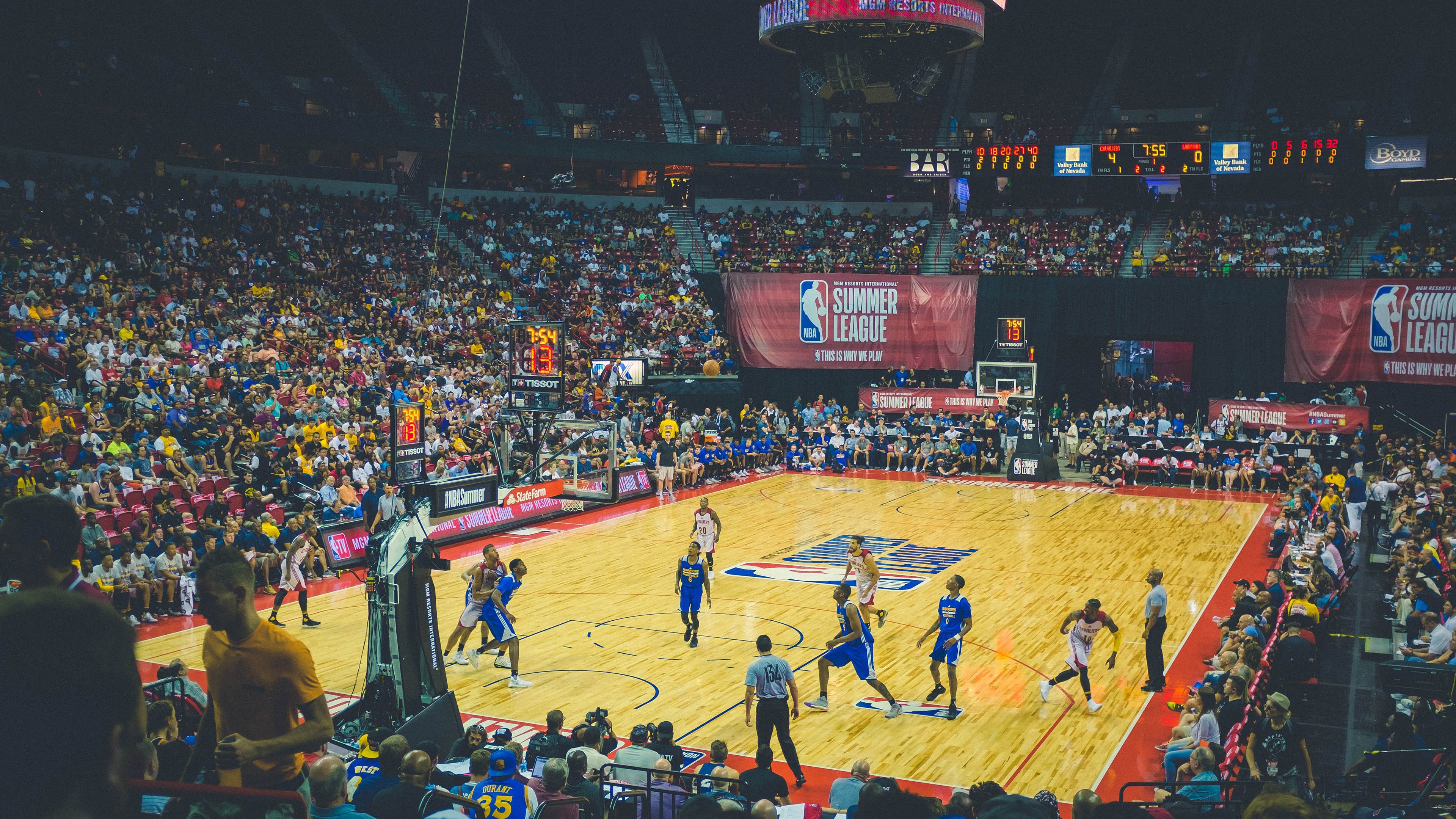 力挺队员,雄鹿队主帅里弗斯公开批评步行者球迷嘘迈尔斯·特纳,展现真性情与责任担当