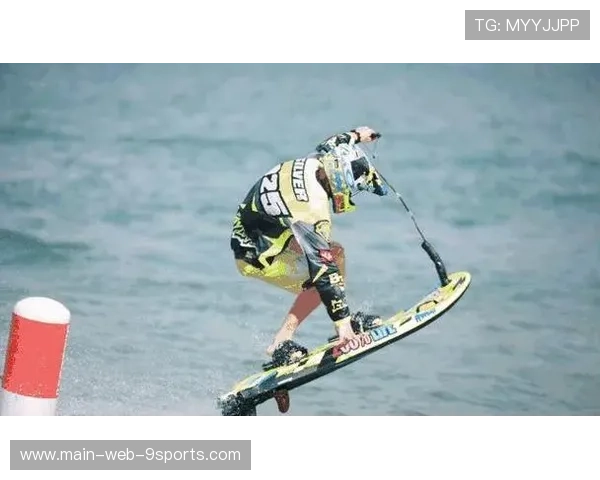 冲浪冠军赛后抱冲浪板睡觉成网红图 冲浪冠军赛后抱冲浪板睡觉成网红图